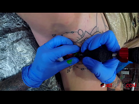 ❤️ Itin tatuiruota karšta Sully Savage gavo tatuiruotę ant savo klitorio ️ Porno video prie lt.extraclasswork.ru ❤